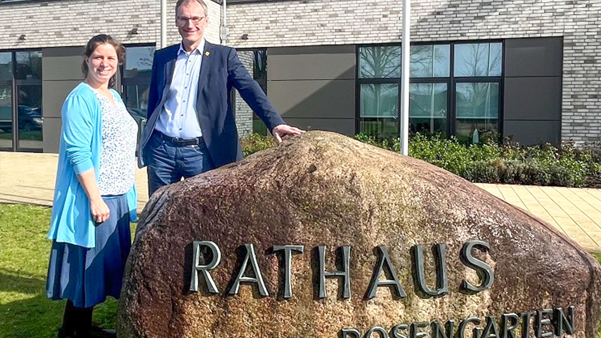 Rosengartens Bürgermeister Dirk Seidler und die neue Klimaschutzmanagerin Anja Schäffler vor dem Rathaus in Nenndorf. | Foto: Gemeinde Rosengarten