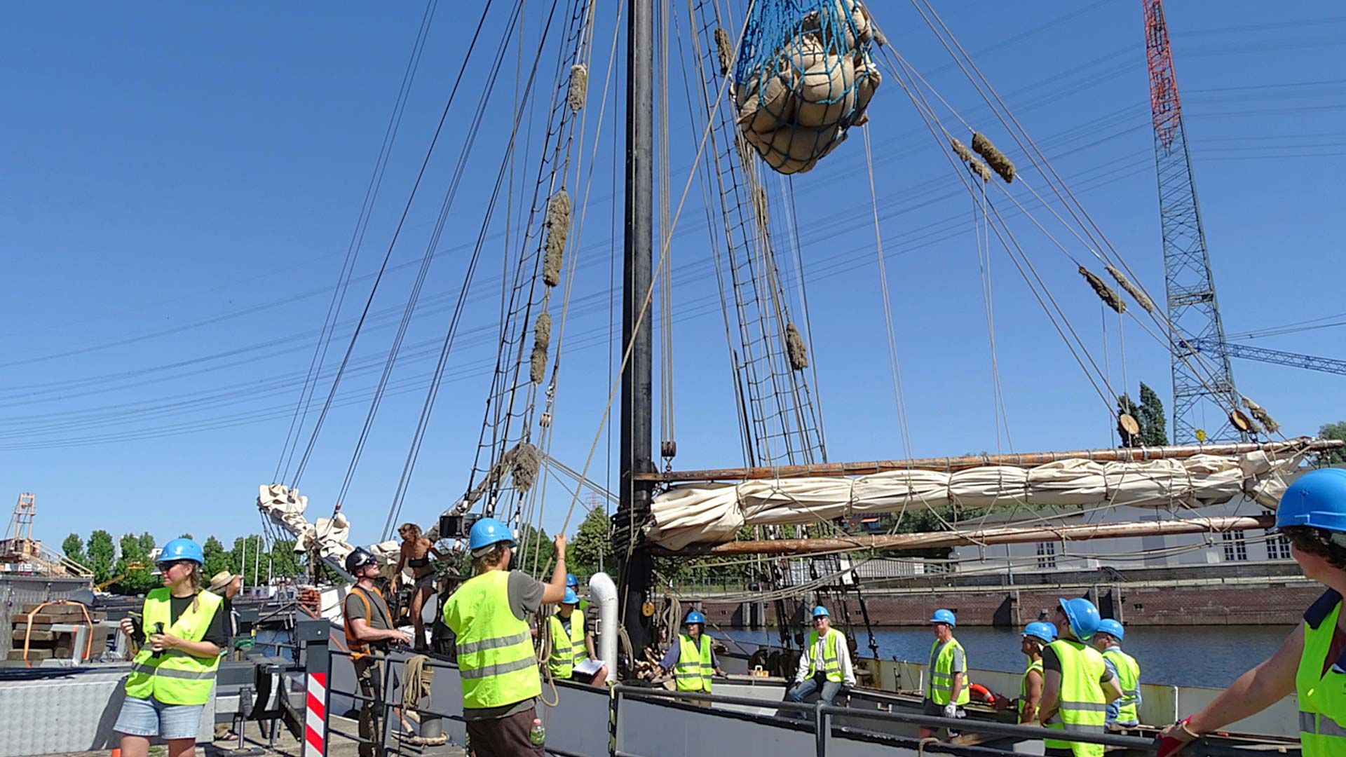 Freiwillige Helferinnen und Helfer bei der Entladung der "Avontuur" im Museumshafen Harburg. Foto: Ilka Teschner