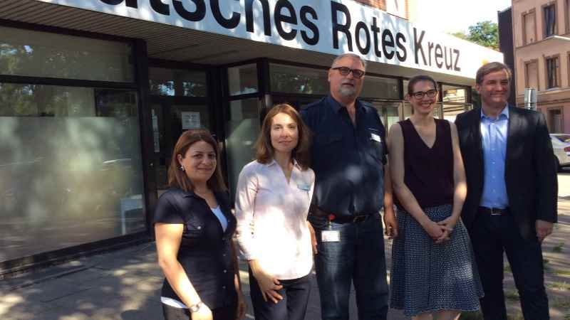 In der Migrationsberatung für erwachsene Zuwanderer des DRK Harburg unterstützen Natalia Lukin (re.) und Lusine Dietsch Neubürger bei der Integration. | Foto: ein