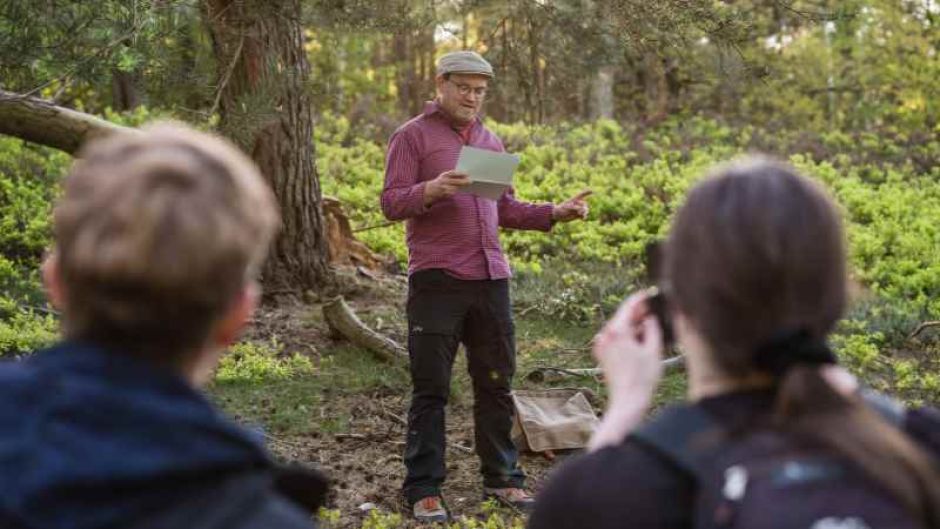 Poetry Slammer Alexander Nitsche überrascht bei der Wanderung auf dem Heidschnuckenweg im Wacholderwald. | Foto: ©lueneburger-heide-gmbh