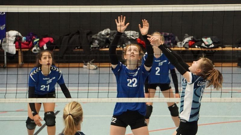Spielszene vom Wochenende sowie ein Überblick der CU Arena bei einem ähnlichen Turnier zu Beginn des Jahres. | Foto: VTH