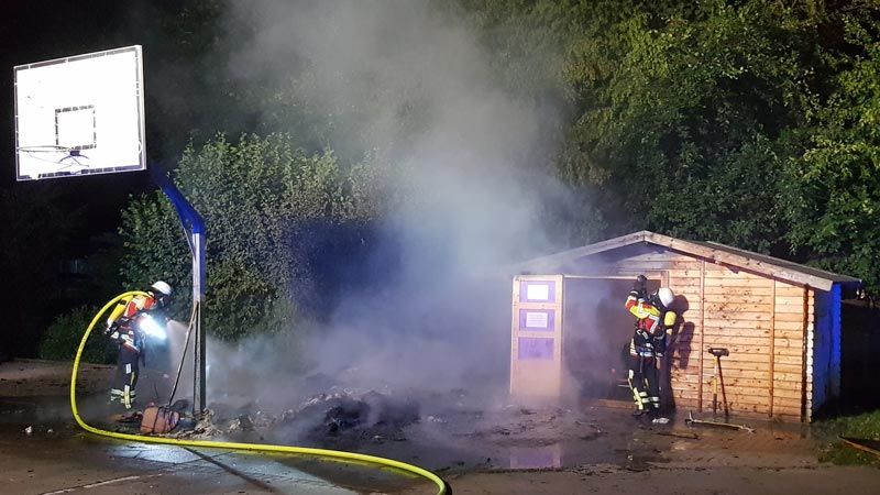 Die Feuerwehr Seevetal löschte an der Grundschule Maschen brennende Container und einen Geräteschuppen ab. | Foto: ein/Pressestelle Feuerwehr Seevetal