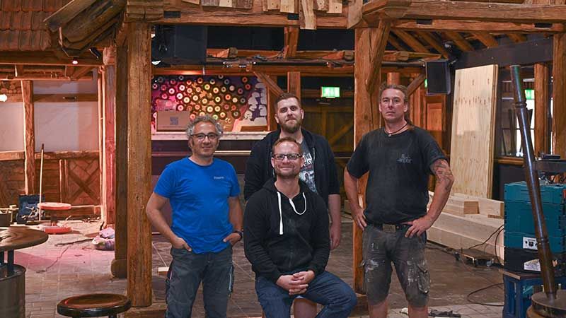 Mitten im Umbau: Rosario Renadli, Hendrik Teetz, Torben Wittrock und "Allesmacher" Jürgen Sehl in der Diskothek Freudenhaus. | Foto: Niels Kreller