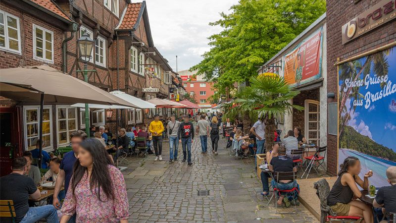 Besonders die Öffnung der Außengastronomie dürfte viele Hamburger freuen. Von einer gut gefüllten Gastronomie wie hier die Lämmertwiete dürfte Hamburg aber noch weit entfernt sein. | Foto: Niels Kreller