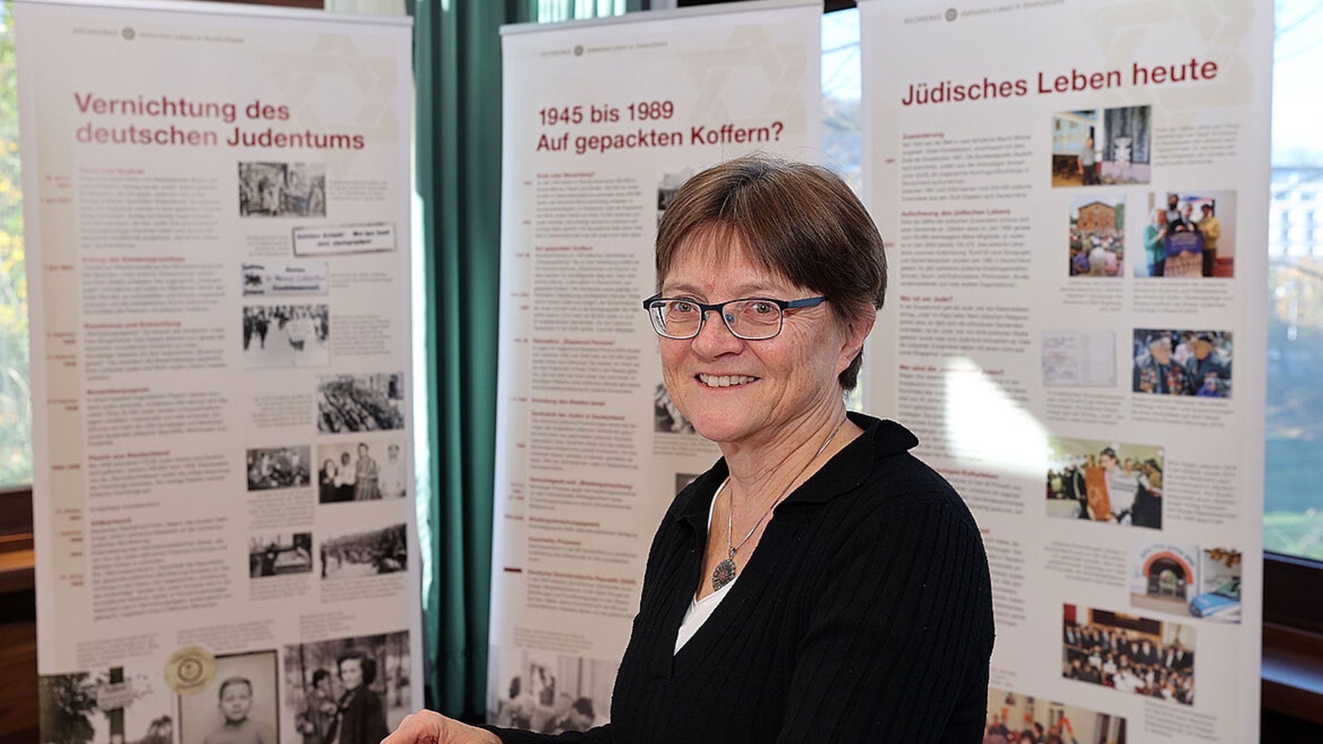 Hanna Lehming vor der Ausstellung „1700 Jahre jüdisches Leben in Deutschland“. | Foto: S. Hübner