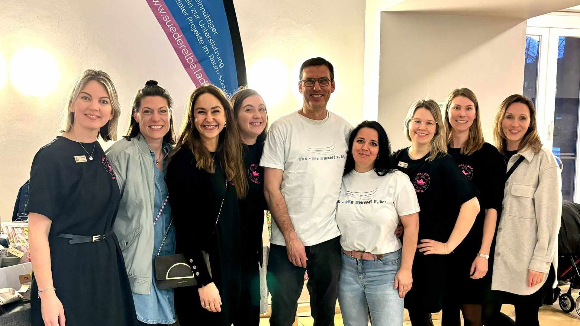 Große Freude bei Yes we swim! und dem  Ladies’ Circle 9 Süderelbe über 3.500, die beim Losverkauf beim Comedy Abend des Round Table 28 Hamburg-Harburg zusammengekommen waren. | Foto: ein