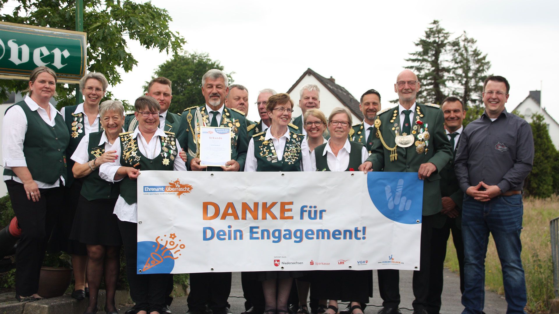 Der KSB Harburg-Land hat am letzten Sonnabend den Vereinshelden Markus Lindow vom Schützenverein Over überrascht. | Foto: ein