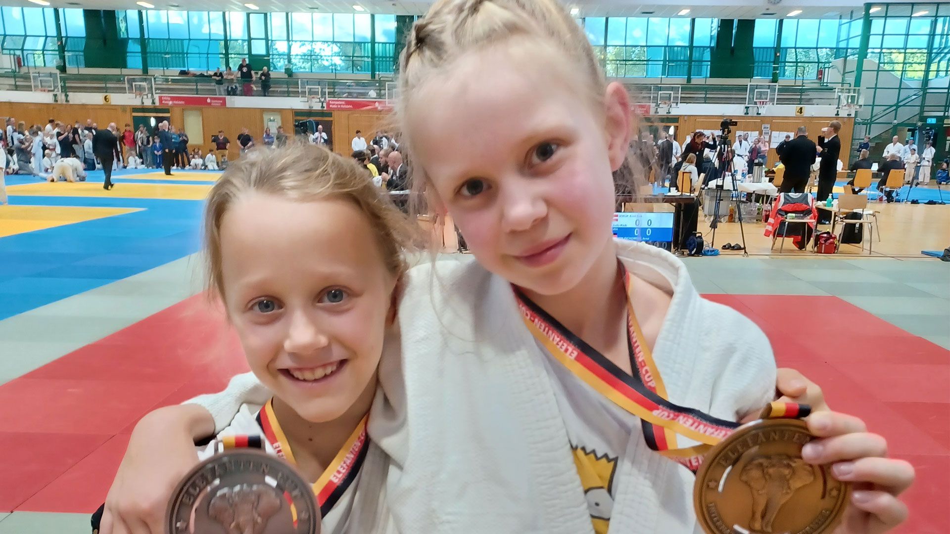 Jenna Geerdts (9, links) und Mara Wilkens (10) vom KSC Bushido Harburg freuten sich beim Turnier um den "Elefantencup" in Norderstedt über ihre gewonnenen Bronzemedaillen. | Foto: ein