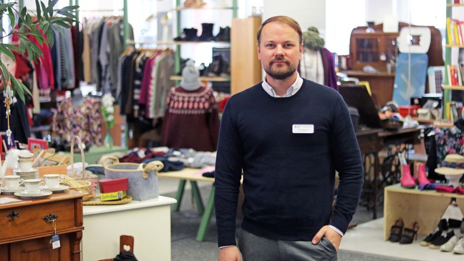 Edvinas Kasparaitis, Geschäftsführer des DRK-Secondhand-Kaufhauses „Kreuz & quer“, ist betroffen über den Einbruch in den Inklusionsbetrieb. Foto: DRk Harburg
