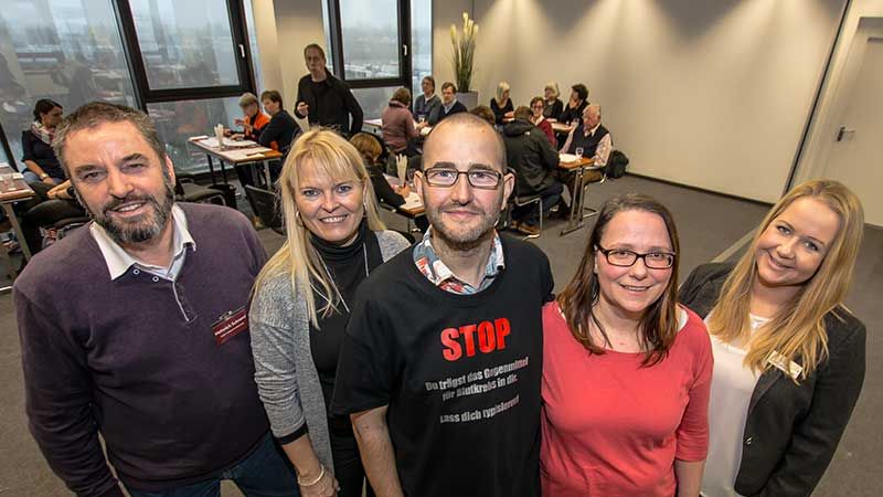 Organisierten im Dezember 2016 die „Hilfe für Stephan“:  Heinrich Schrand (DKMS), Melanie-Gitte Lansmann (Citymanagement), Stephan und Doreen Leonhard, Annika Münstermann (elbloge) (v.L.n.R.). | Foto: Niels Kreller