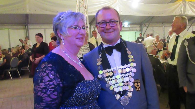 Der Ohlendorfer Schützenkönig Dirk Bartels "der Bierkönig" und seine Frau Sabine. | Foto: ein
