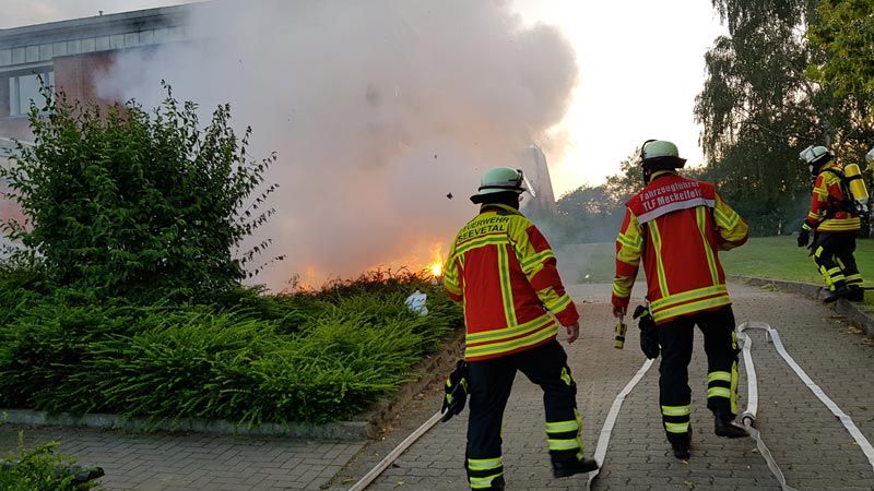 Die Feuerwehren der Gemeinde Seevetal waren am Gymnasium Meckelfeld im Einsatz, um eine größere Anzahl an brennenden Müllcontainern zu löschen. | Foto: ein/Pressestelle Feuerwehr