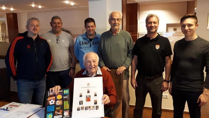 Manfred von Soosten mit den Mitgliedern des HFV-Spielausschusses. | Foto: ein