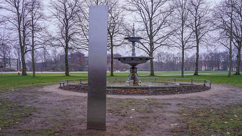 Seit Samstag steht auch in Harburg auf dem schwarzenberg einer der mysteriösen  metallenen Monolithen. | Foto: HamburgNews