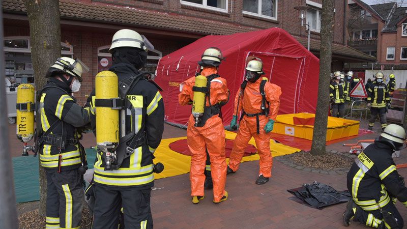 Nach dem Fund eines unbekannten Pulvers in der Buchholzer Agentur für Arbeit wurde das Gebäude evakuiert. | Foto: JOTO