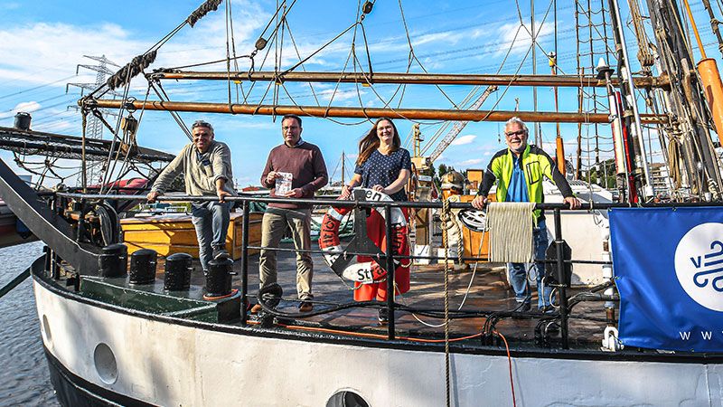 Auf dem Dreimastschoner „Fridtjof Nansen“ freuen sich die Macher der "Hafensause" auf das Event am Sonntag: Werner Pfeier (Fischhalle), Dirk Schwarzenberger, Martina Siebert(beide Kulturwerkstatt) und John Borchers (Geschichtswerkstatt) (v.l.). | Foto: Niels Kreller