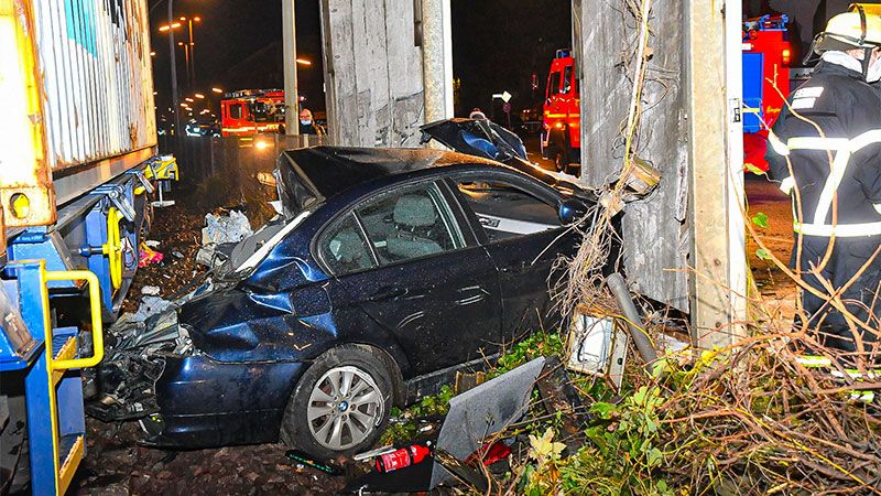 Der BMW wurde vom Güterzug am Heck erwischt und durch eine Werbetafel in Richtung der Buxtehduer Straße gedürckt. | Foto: HamburgNews