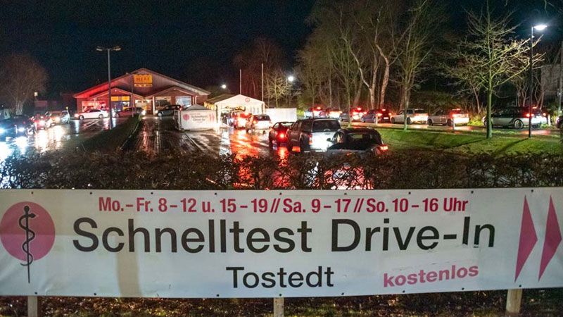 Die vielen Testwilligen bei einem Drive-In-Corona-Testzentrum in Tostedt sorgten am Mittwoch für ein massives Verkehrschaos. | Foto: Joto