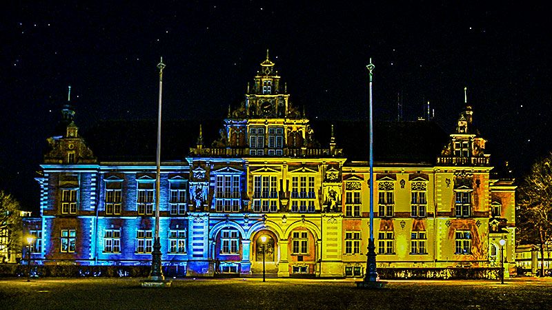 Das Harburger Rathaus erstrahlt als Zeichen der solidarität mit den Menschen in der Ukraine in Blau-Gelb. | Foto: Niels Kreller