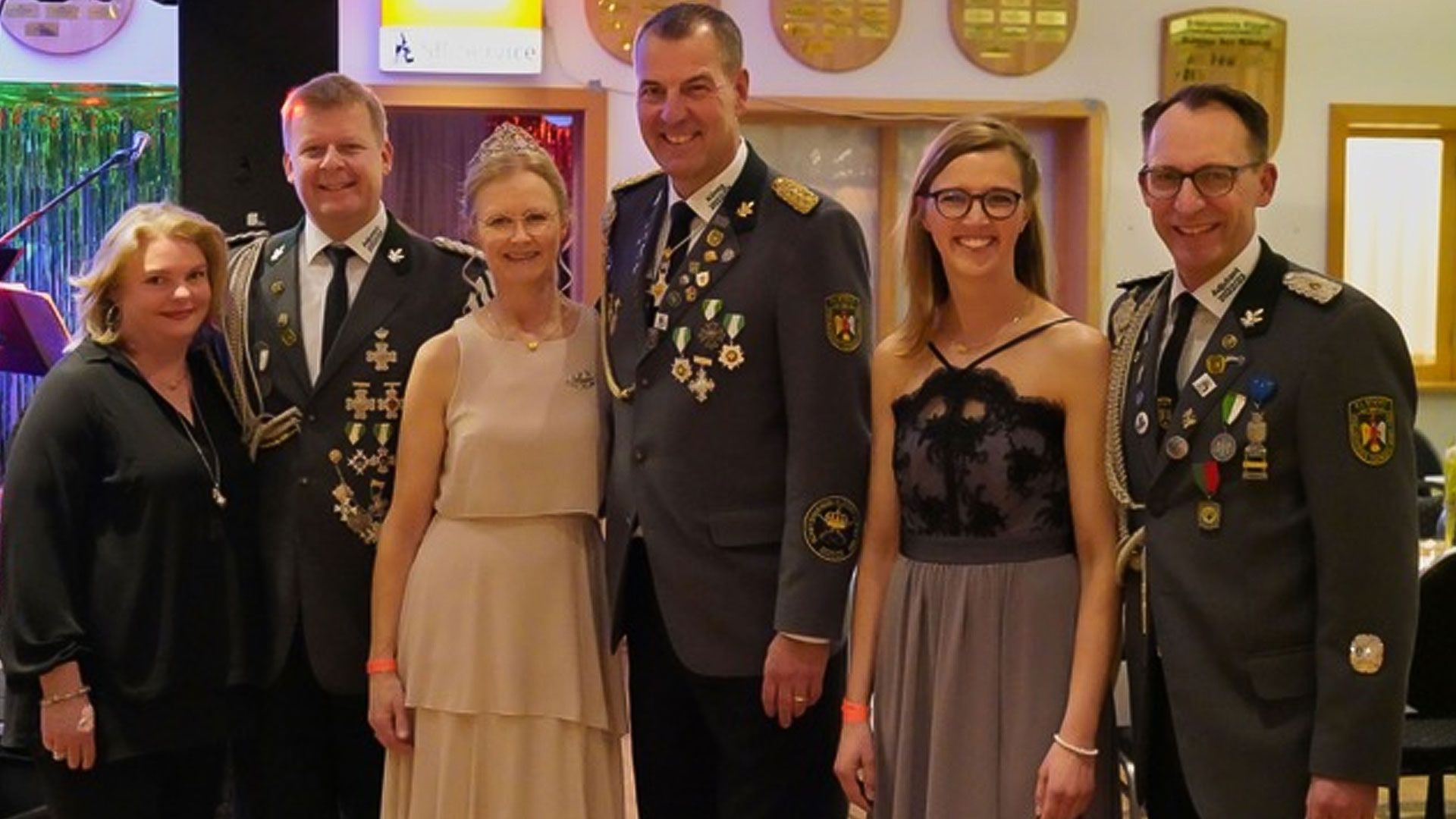 Feierten munter auf dem Elstorfer Königsball: Elstorfs Schützenkönig Andreas Sommer und seine König Jutta mit den Adjutantenpaaren Michael und Imke Peters (links)  und Frank und Eva Heitkamp (rechts). | Foto: ein