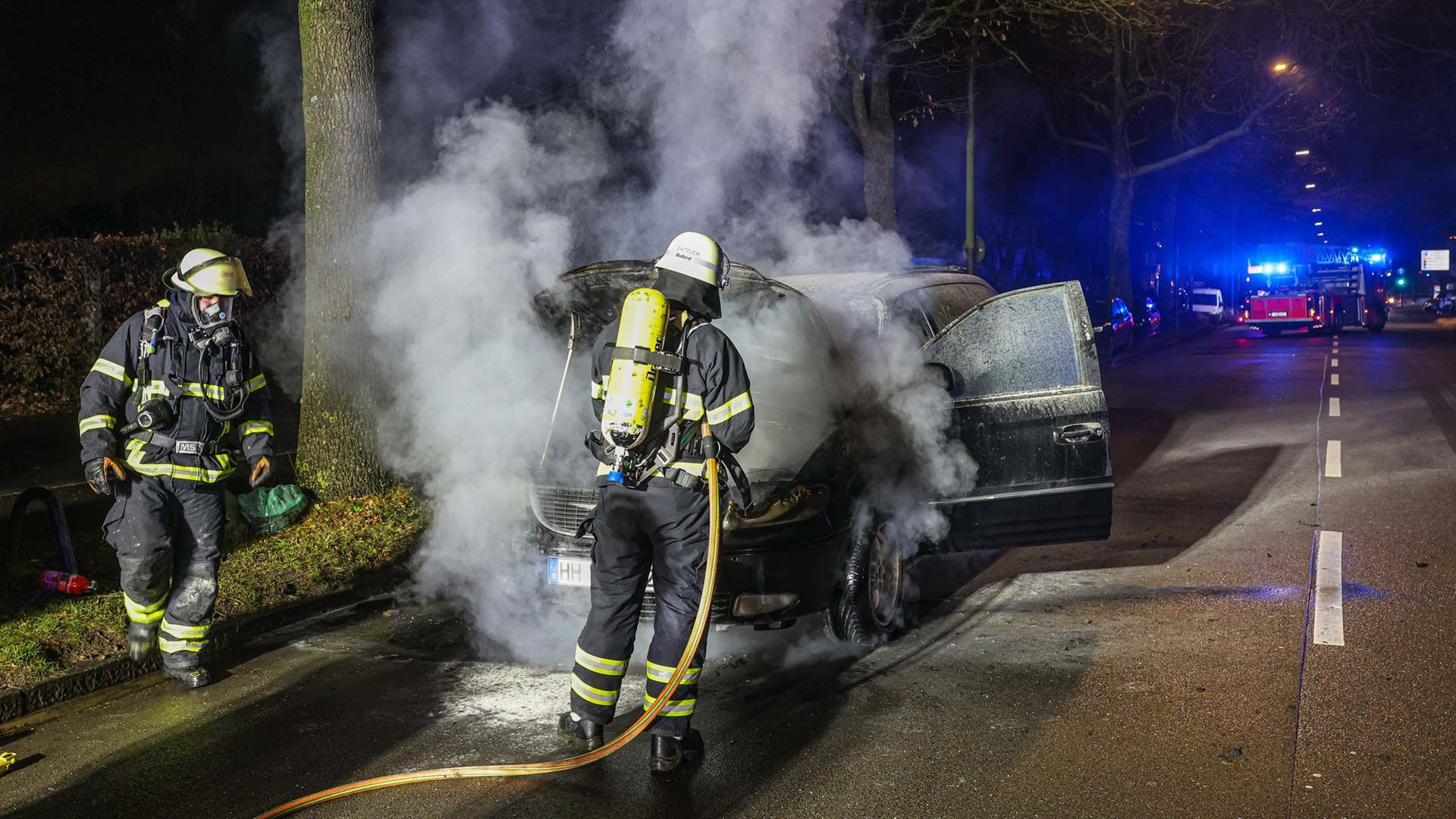 Die Feuerwehr löschte den brennenden Pkw. Foto: Lenthe-Medien
