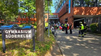 Rettungskräfte kümmern sich um die Kinder. Foto: HamburgNews