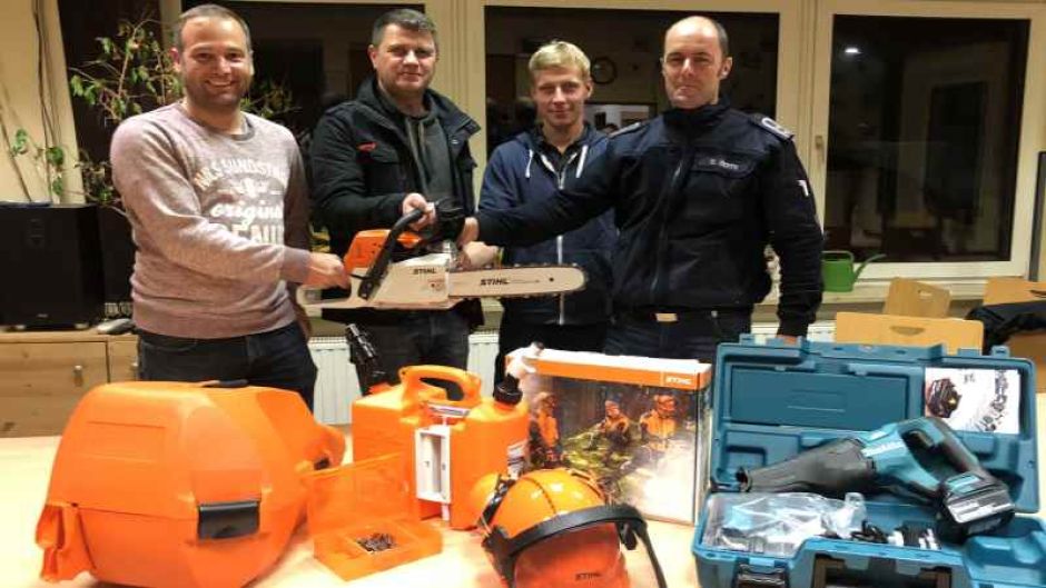 Über die Neuanschaffungen für die Feuerwehr Beckedorf/Metzendorf freuen sich Timo Röntsch (von links) vom Förderverein, Ortsbrandmeister Mathias Schwab, Marco Chmiel und Oliver Gerth (beide Förderverein). | Foto: ein