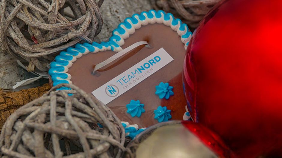 Ein Herz für die Region: BesucherInnen des neuen Büros von TeamNord Immobilien freuen sich zu Weihnachten über ein süßes Lebkuchenherz.