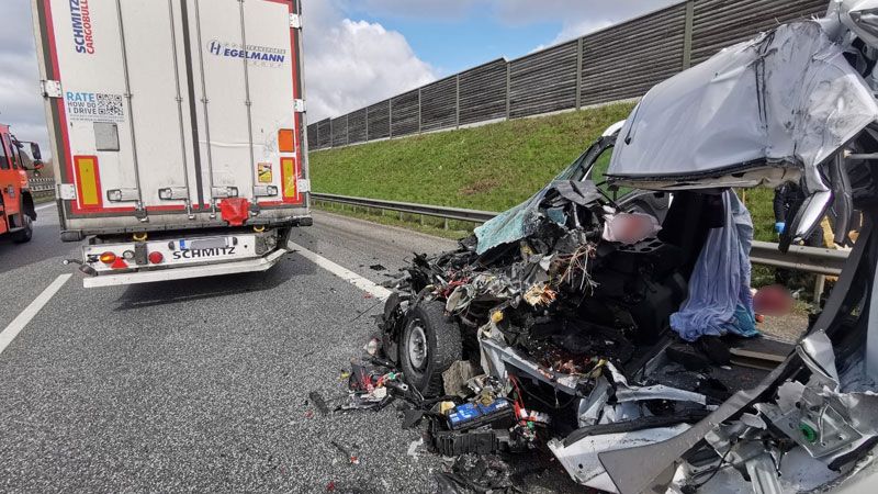 Der lebensgefährlich verletzte Fahrer des Kleintransporters musste aus der völlig zerstörten Fahrerkabine gerettet werden. | Foto: HamburgNews