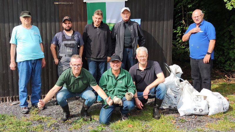 Als fleißige Müllsammler unterwegs: Günther Richter (hinten, von links), Daniel Rauer, Gerald Siemen, Bernhard Dassler und Michael Röse, Vorn: Frank Schwarz (von links), André Siebert und Peter Lindheim. Nicht auf dem Foto: Sven und Finn Westphal, Florian und Felix Hailer, Tjorge Siemen, und Johanna Laube. | Foto: SV Neugraben