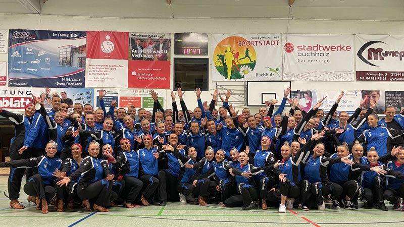 Die Teams von Blau-Weiss Buchholz und die Trainer sind für die neue Formations-Saison gerüstet. | Foto: Blau-Weiss Buchholz