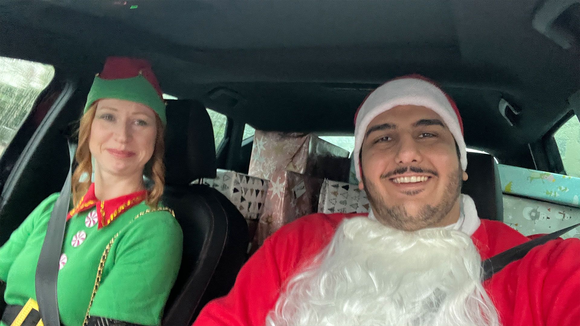 Ho Ho Ho! Weihnachtsmann Yusuf mit seinem Weihnachtself auf dem Weg zur Bescherung. | Foto: ein