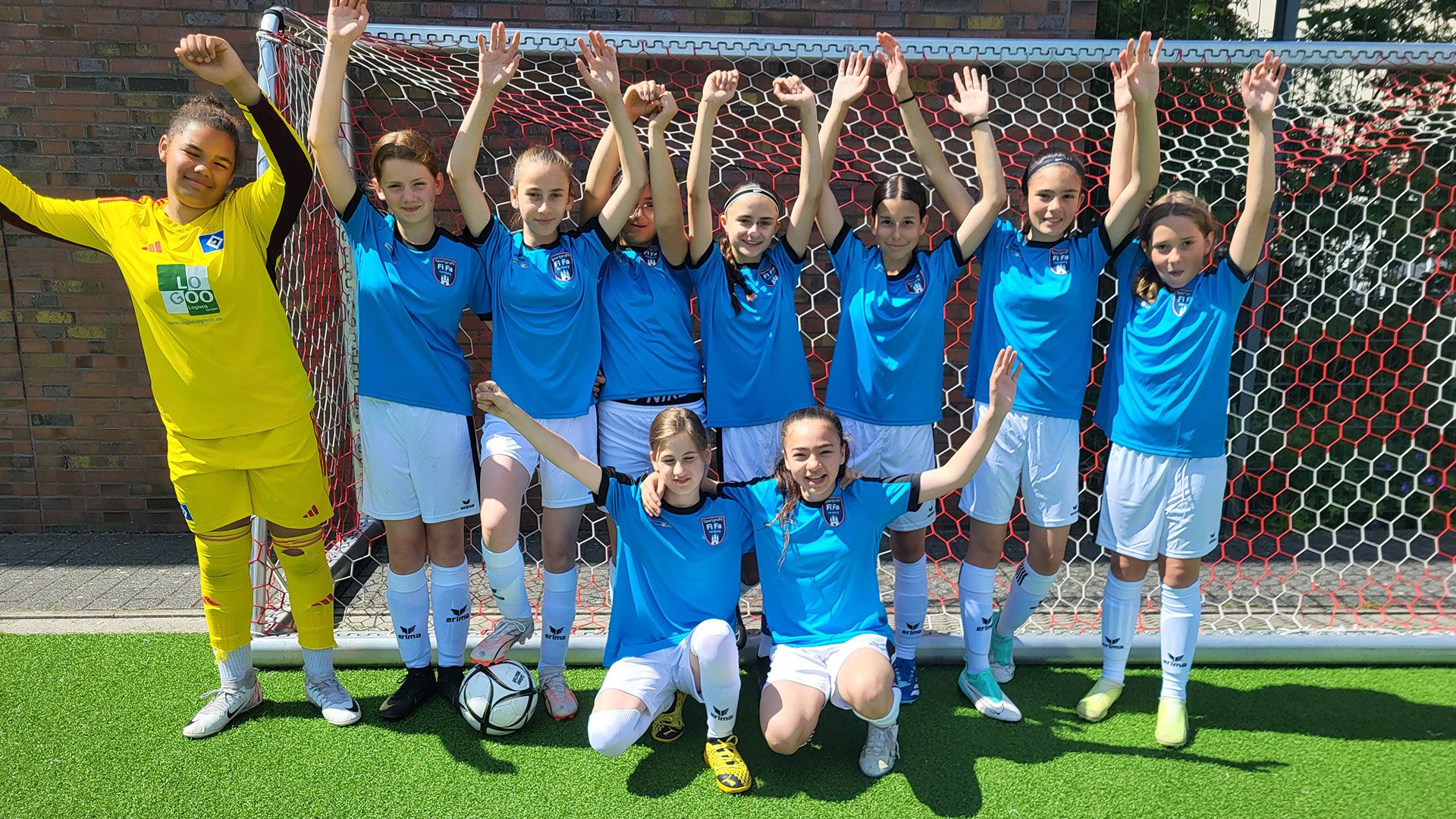 Die Fußballerinnen der StS Fischbek-Falkenberg freuen sich über die neuen Outfits. | Foto: ein