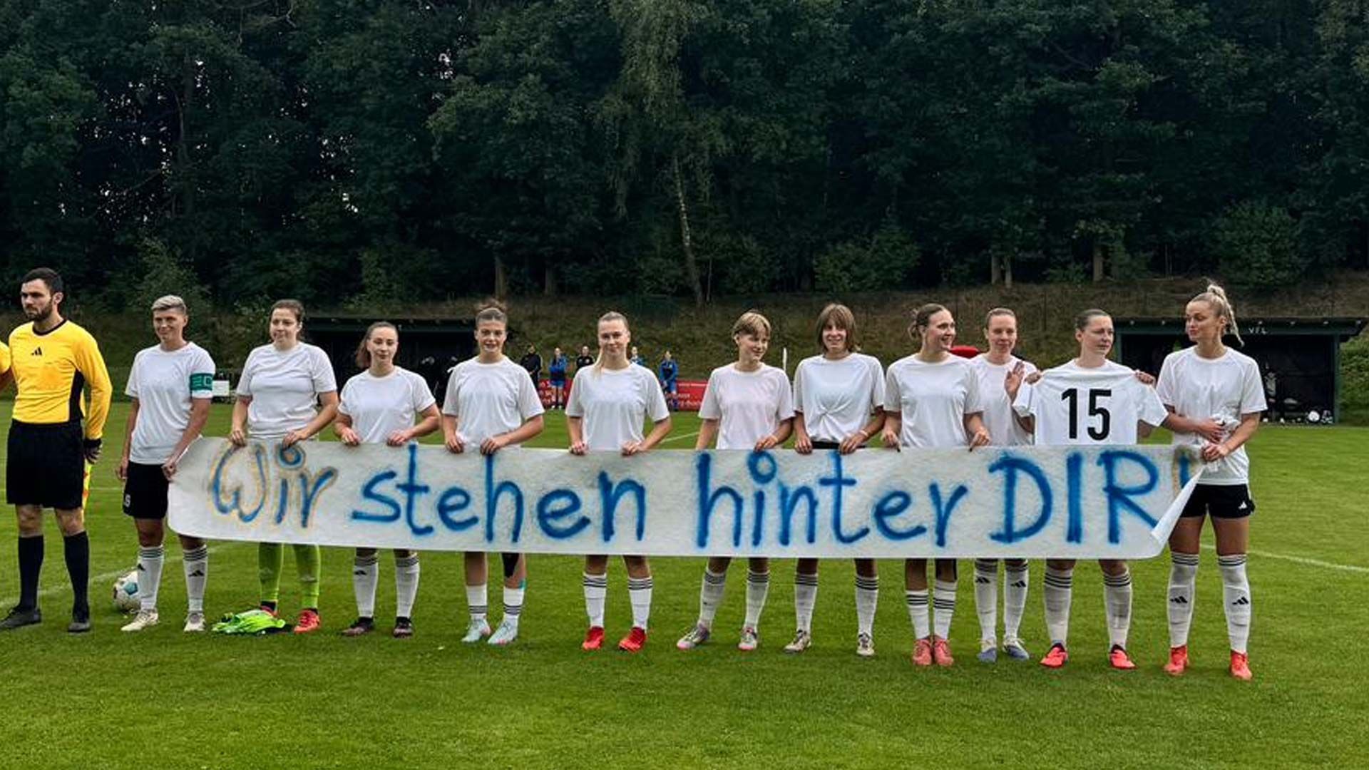 Vor dem Anpfiff der Partie erinnerten die Spielerinen des FC Jesteburg-Bendestorf, an ihre verletzte Spielerin mit der Nummer 15, Lena Günthel, die sich im Spiel gegen Büppel das Kreuzband gerissen hatte. Foto: ein