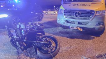 Ende der Flucht: Der Motorradfahrer kollidierte mit einem Streifenwagen. Foto: Lenthe-Medien/Apelt