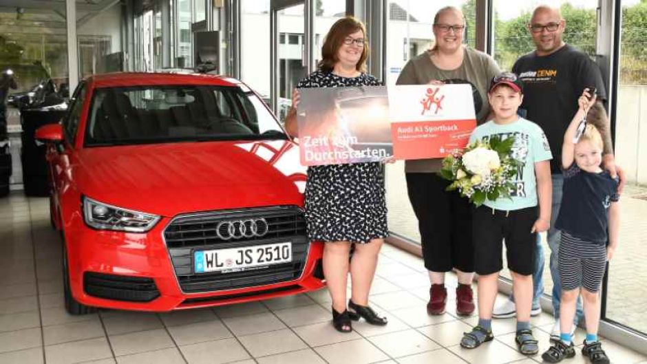 Strahlende Gesichter bei der Übergabe des Audi A1 in Jesteburg. Alexandra Täumer (links) und Familie Skibbe. | Foto: ein