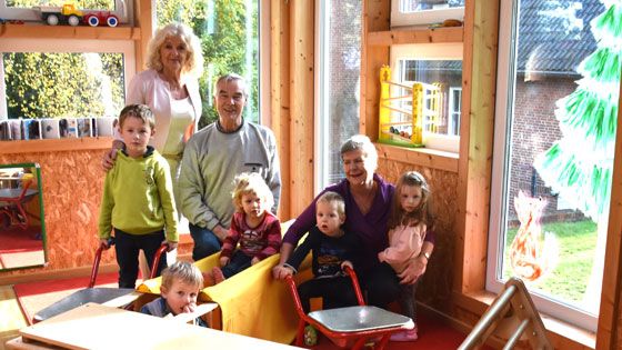 ie Leiterin der Kita Kirchenmäuse, Martina Sander (von links), der Kassierer des Awo-Ortsvereins Meckelfeld, Siegfried Allerding, und Aleksandra Matull mit Kindern aus Krippe und Kita. | Foto: ein