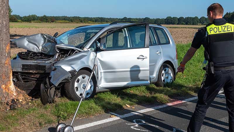 Für den 83-jährigen Fahrer des VW kam jede Hilfe zu spät. | Foto: JOTO