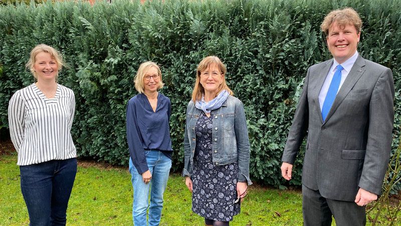 Hospizdienst-Koordinatorin Pia Kraft (Zeite von rechts) wurde von Superintendent Christian Berndt verabschiedet. Ihre Aufgaben übernimmt Anja Wunderlich (links). Foto: Malte Frackmann/Kirchenkreis Winsen. | Foto: ein