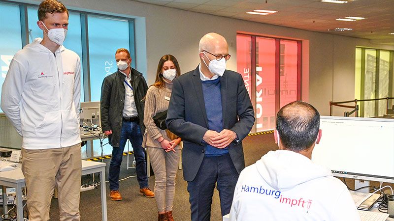Hamburgs Bürgermeister Peter Tschentscher besuchte am heutigen Sonntag das Impfzentrum in den Harburg Arcaden. | Foto: