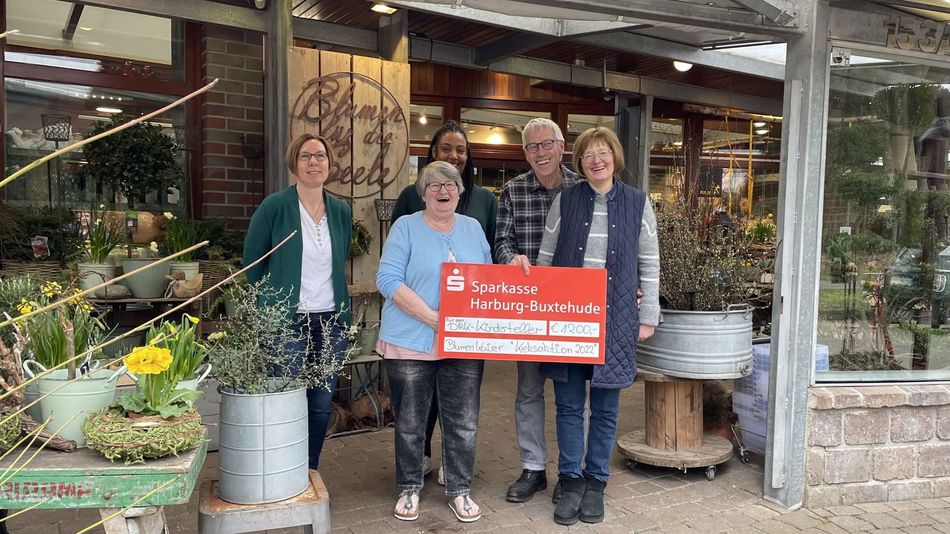 Gemeinsam mit Brigitta Engel (Zweite von links) übergeben Michael (Zweite von rechts ) und Melanie Kaiser (rechts) die Spende für den „Kinderteller“ an Maike Lendt (li.) und Sandra Nyame (Mi.), Leiterinnen der DRK-Kita Grüne Insel in Neuwiedenthal. | Foto: DRK Hamburg-Harburg/smg