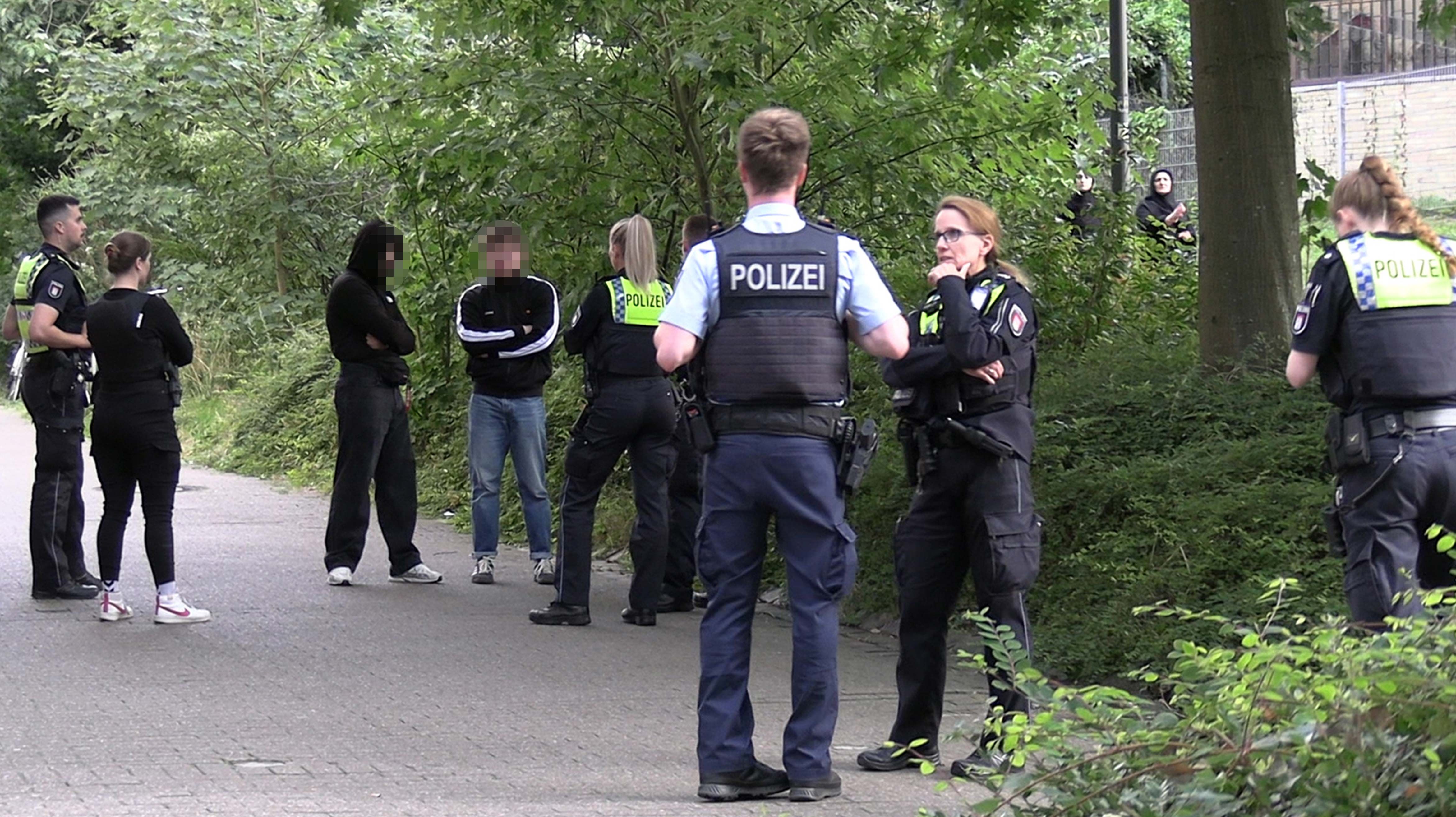 Eine Jugendband hatte auf dem alten Harburger Friedhof Gleichaltrige bedroht, die auf einer Parkbank saßen. Foto: Lenthe-Medien