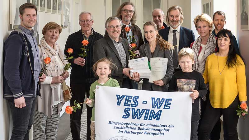 Werden die Unterschriften reichen? .989 Unterschriften auf 611 Listen hat das Bürgerbegehren „Yes We Swim“ am Dienstag an Rechtsdezernent Dierk Trispel sowie seinen Stellvertreter Klaus-Peter Schimkus übergeben. | Foto: Niels Kreller