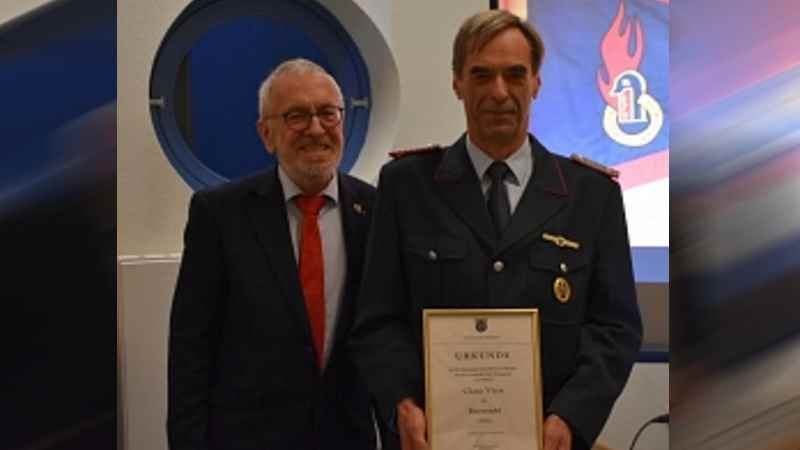 Bürgermeister Wolf-Egbert Rosenzweig (links) hat Claus Viets mit der Ehrennadel der Gemeinde Neu Wulmstorf ausgezeichnet. | Foto: © O. Bruhn