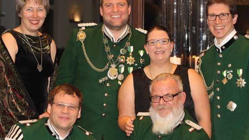 Die Vizekönigscrew: Silke Dreyer-Bunk (von links), Dr. Mark-Oliver Otto, Vizekönig Stefan Harms („der berechnende Einlocher“) mit Nina Meyer, Thorsten Niebuhr und Michael Bunk. | Foto: ein