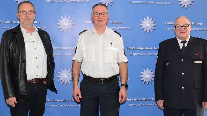 Wachwechsel  im Polizeikommissariat Winsen: Kriminalioberrat Wilfried Haensch, bisheriger Leiter des PK Winsen (Luhe), Polizeidirektor Uwe Lehne, Leiter der Polizeiinspektion Harburg und Polizeioberrat Lutz Lange, neuer Leiter des PK Winsen (Luhe) (v.L.). | Foto: Polizei