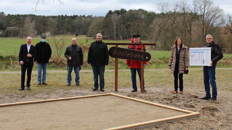 Weihten die Boulebahn offiziell ein: Rainer Mencke (von rechts, Bürgermeister Asendorf), Mareile Kleemann (Landkreis Harburg), Ingo Reuß, Michael Wintjen,Thomas Andrée und Uwe Carsten Schierhorn (alle "Rentnergang Dierkshausen") sowie Timo Böttcher (Sparkasse Harburg-Buxtehude). | Foto: Sparkasse