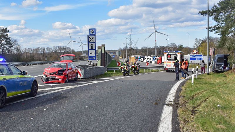 Bei einem Unfall auf der A7 in Höhe der Raststätte Seevetal wurde am Samstag ein PKW-Fahrer schwer verletzt. | Foto: Polizei