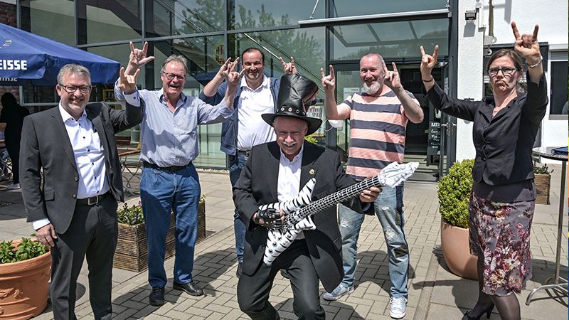 Rock'n Roll! Michael Armbrecht, Ralph Fromhagen, Sven Vogler, Andreas Deden und Katrin Baartz (v.L.) vom Vorstand des HTB gratulieren standesgemäß dem Rockfan und HTB-Geschäftsführer Torsten Schlage (vorne) zum Dienstjubiläum. | Foto: Niels Kreller