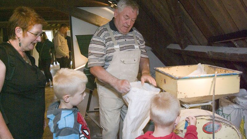 Müller Franz Rosenkranz erklärt Besuchern die mühle. | Foto: FLMK